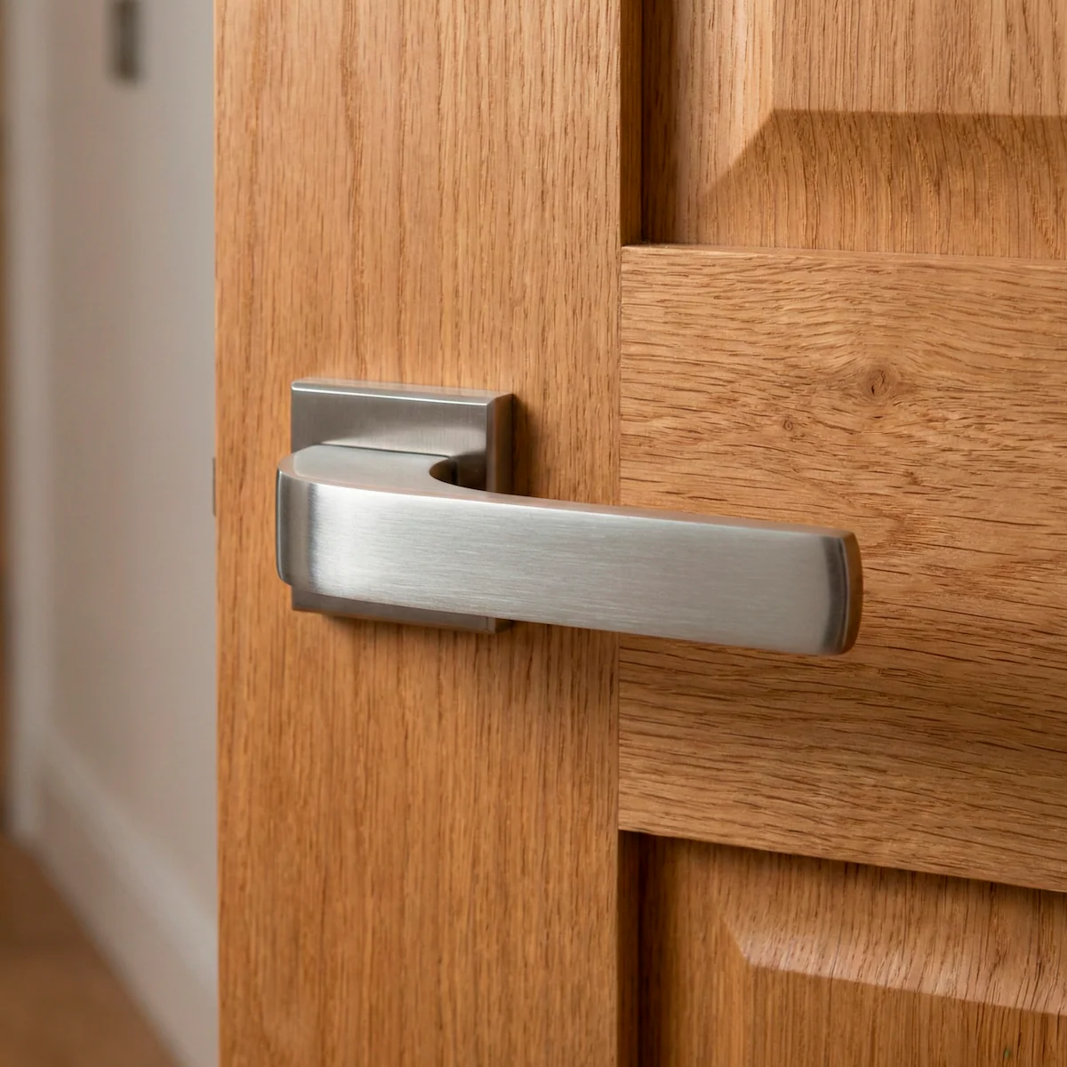 Manilla de zamak modelo 710 con roseta cuadrada en acabado níquel satinado para puertas - Image 2