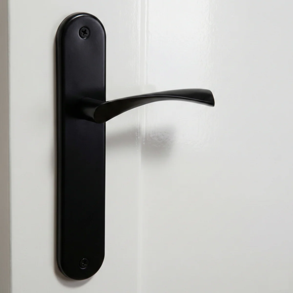 Manilla ola modelo '130' de zamak con placa ovalada acabado negro mate para puertas - Image 3
