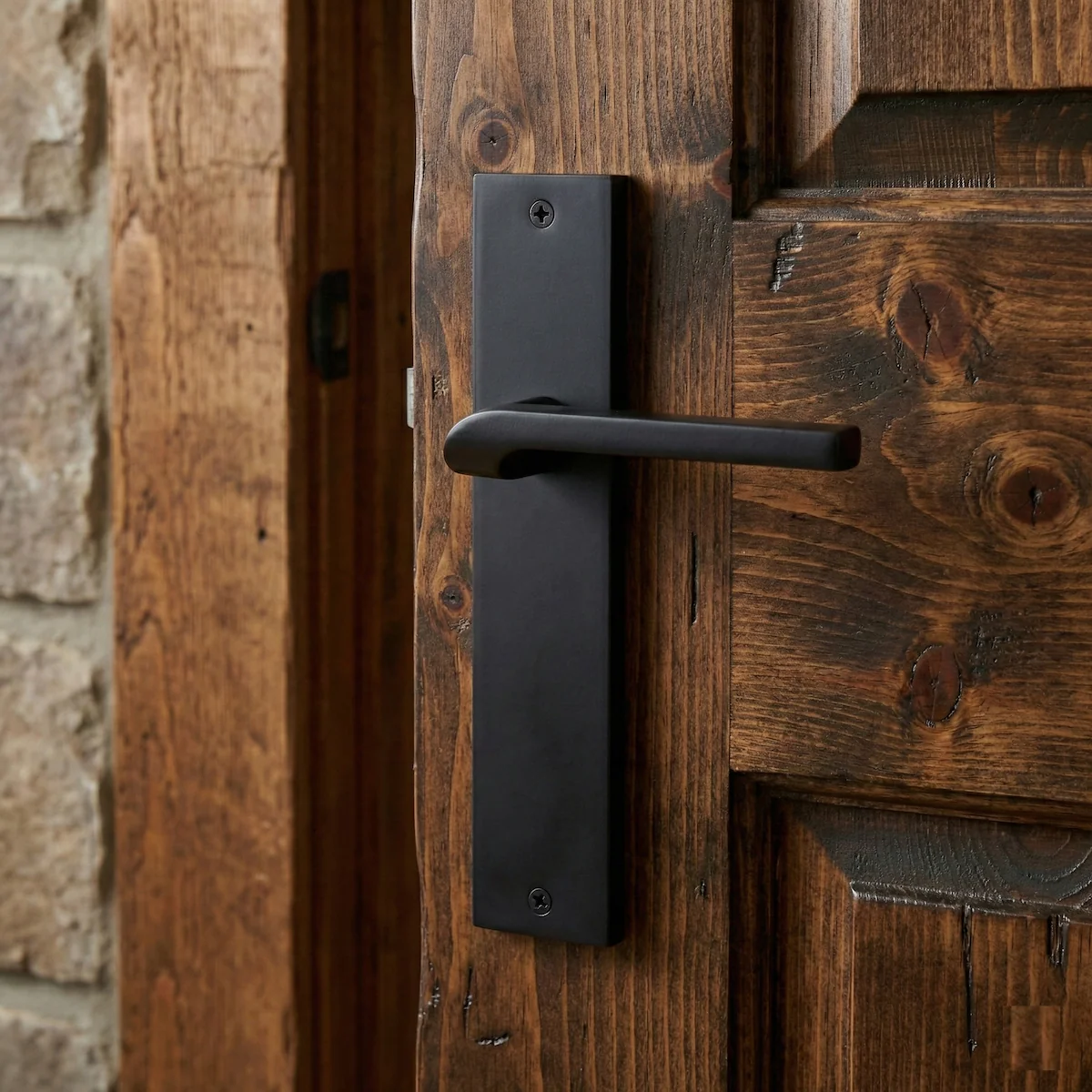 Manilla modelo 559 con placa rectangular de zamak acabado negro para puertas - Image 4