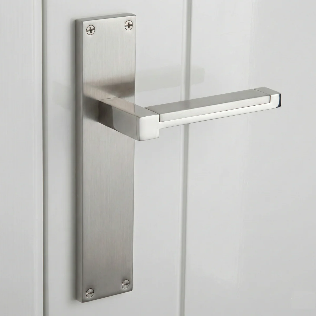 Manilla modelo 610 con placa rectangular de zamak acabado níquel satinado para puertas - Image 3