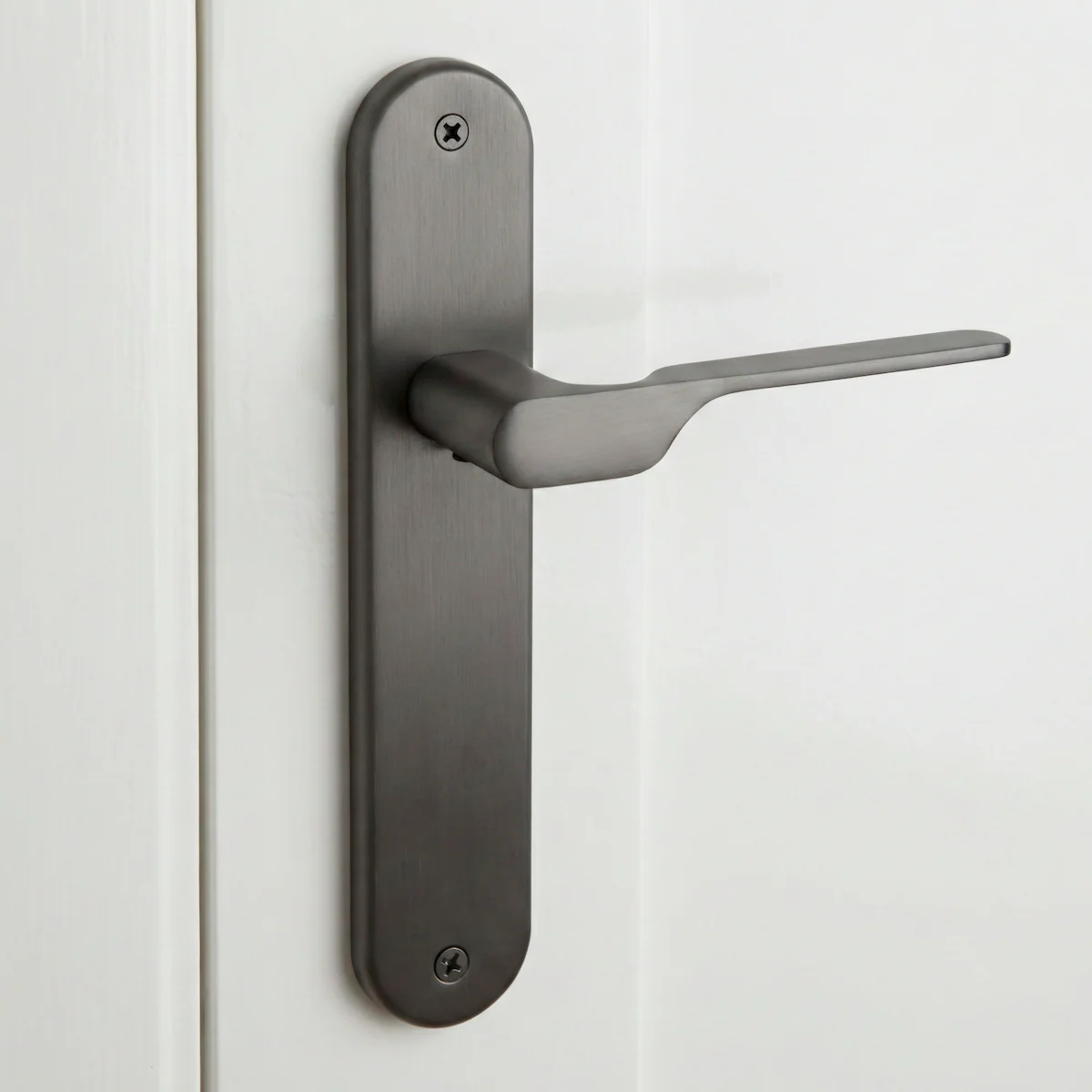 Manilla modelo '640' con placa oval para puertas de zamak en acabado grafito con asa moderna - Image 2