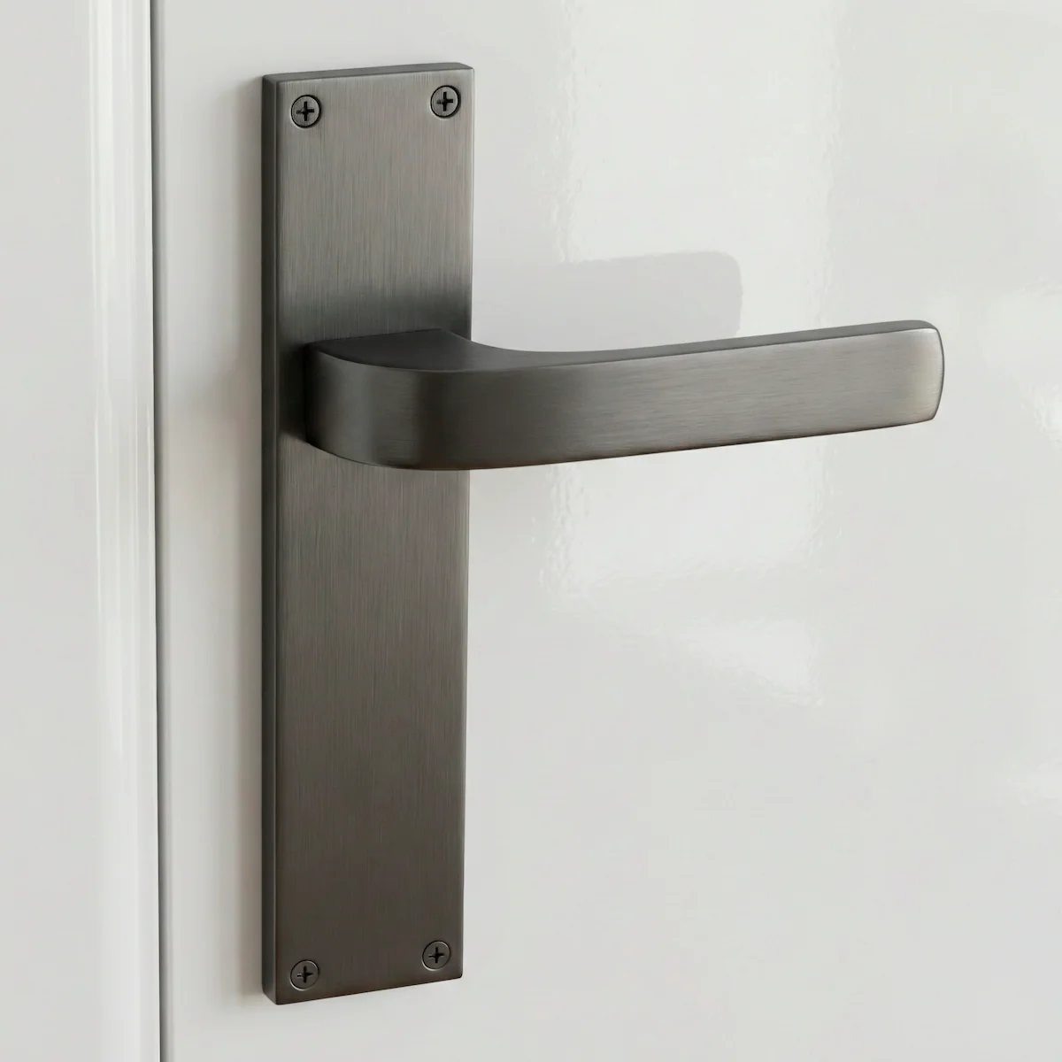 Manilla modelo '710' de zamak con placa rectangular acabado grafito para puertas - Image 4
