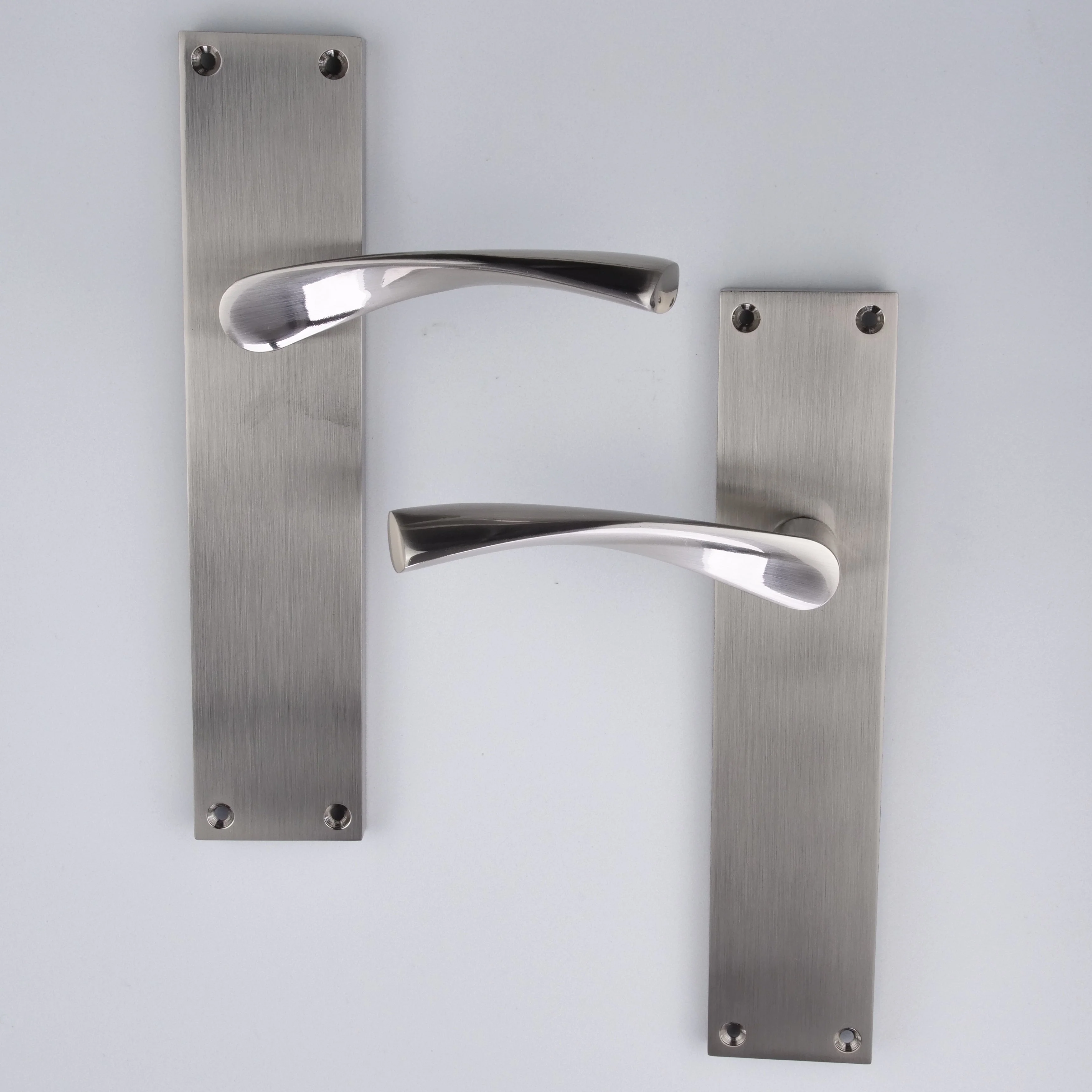 Manilla ola con placa rectangular de aluminio para puertas en acabado níquel satinado modelo '130A' - Image 4