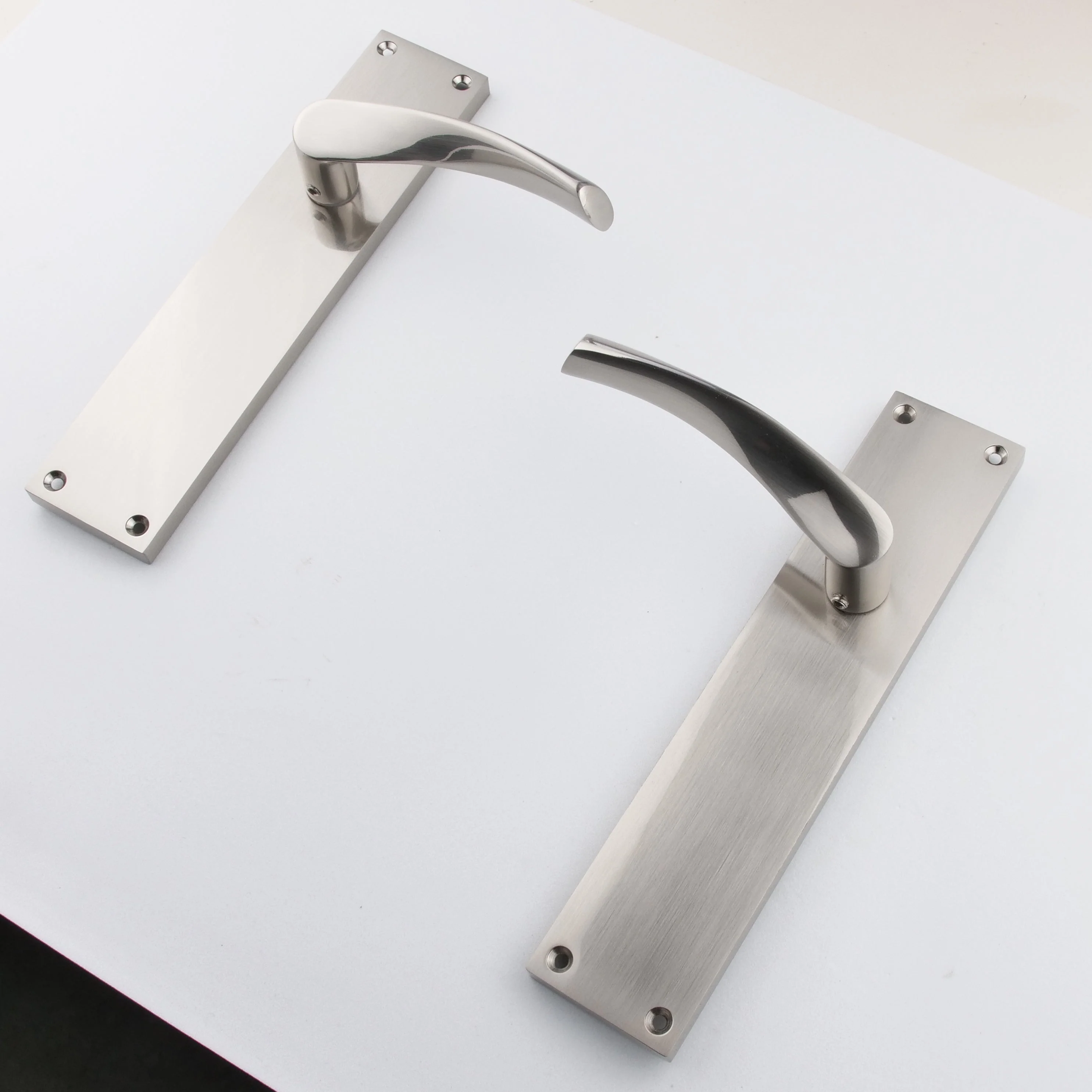 Manilla ola con placa rectangular de aluminio para puertas en acabado níquel satinado modelo '130A' - Image 5
