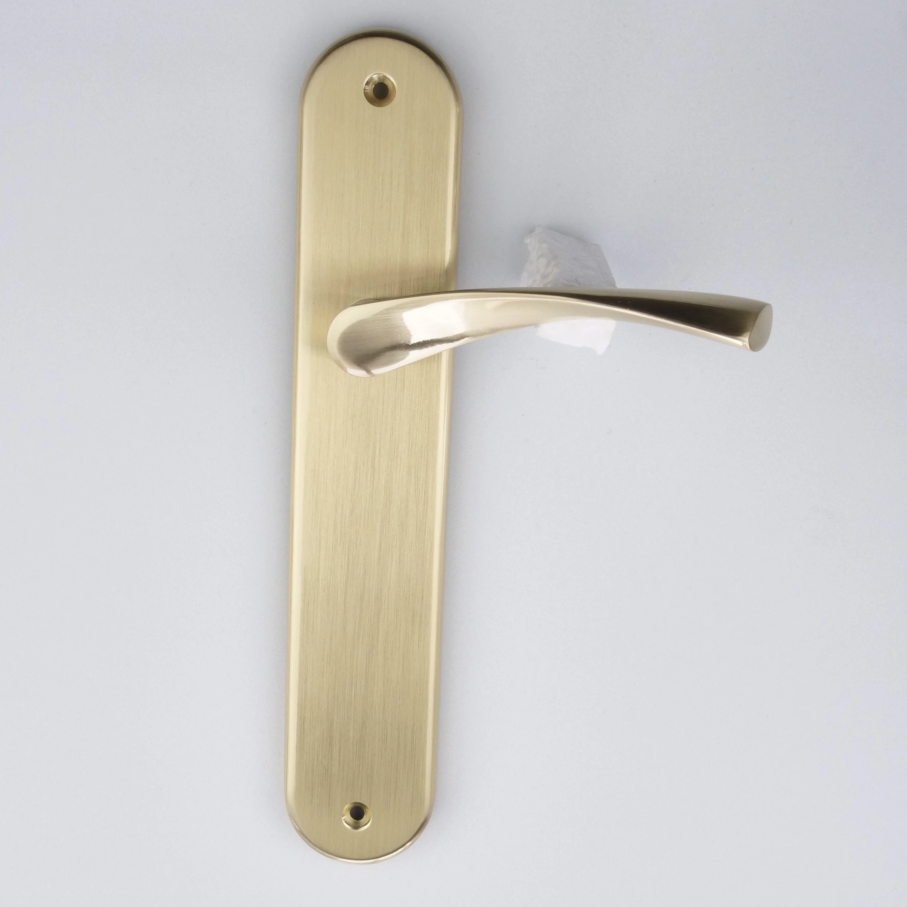 Manilla modelo '136' con placa ovalada de zamak en acabado dorado satinado - Image 4