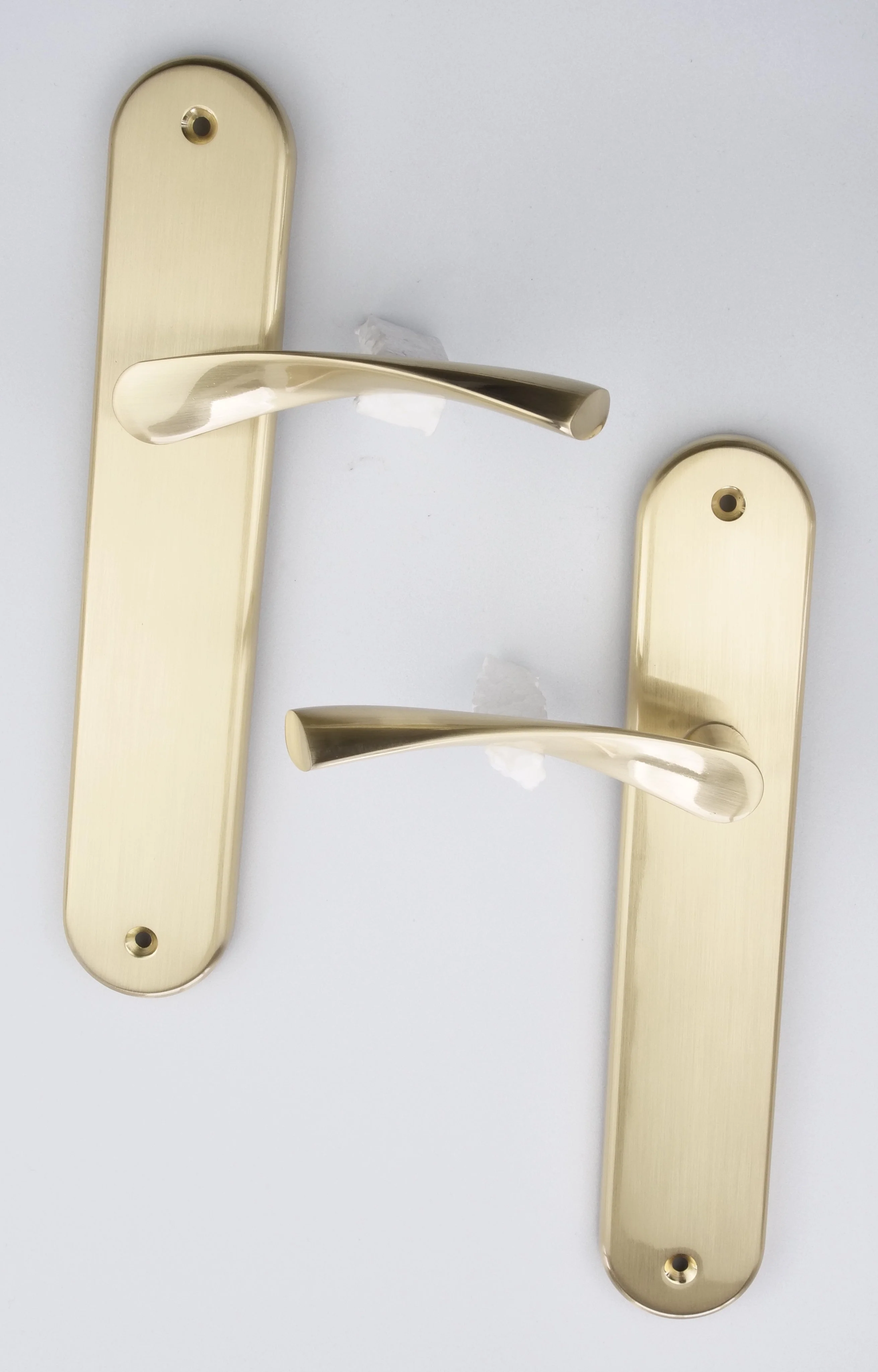 Manilla modelo '136' con placa ovalada de zamak en acabado dorado satinado - Image 6