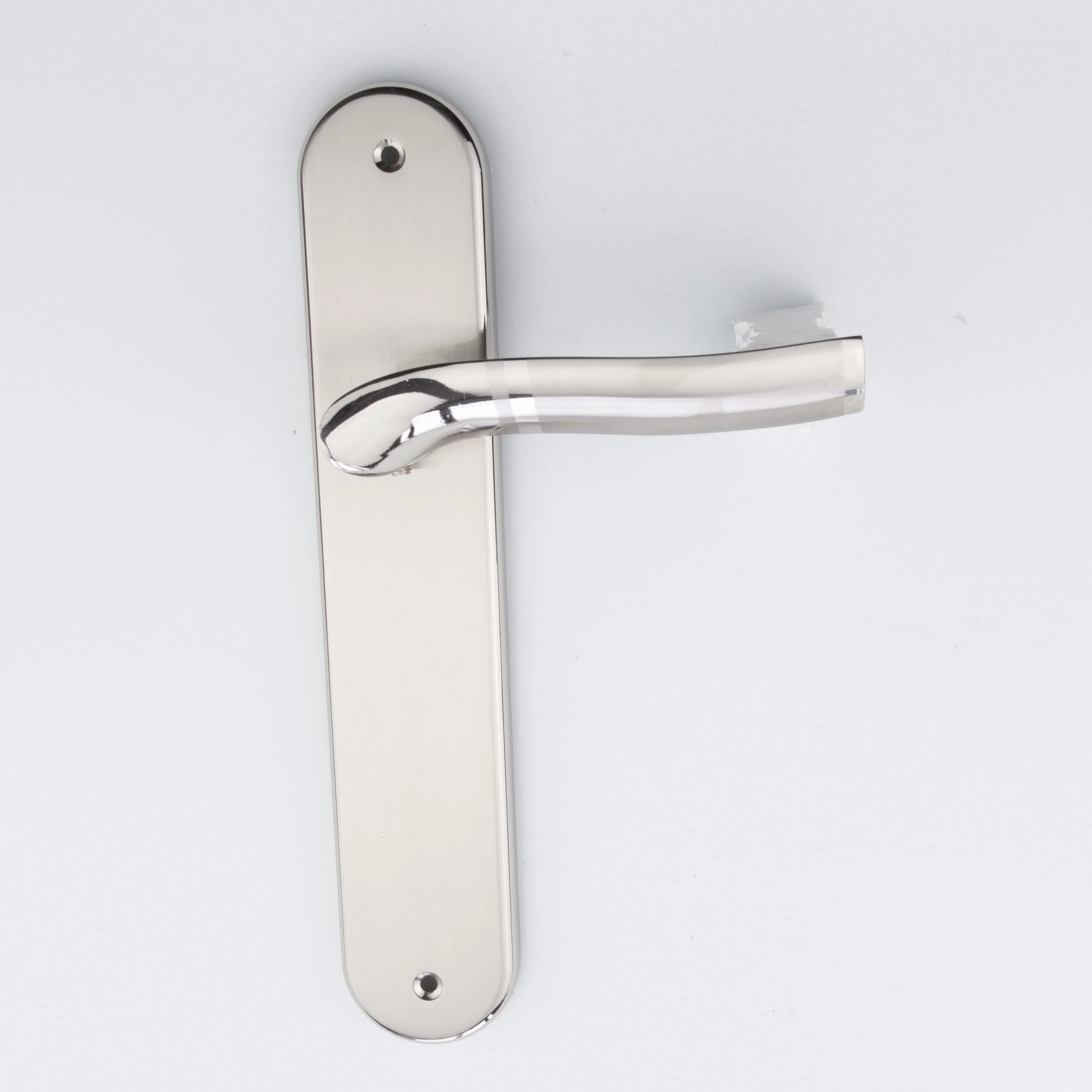 Manilla con placa ovalada y asa ondulada bicolor para puertas modelo '230' - Image 3
