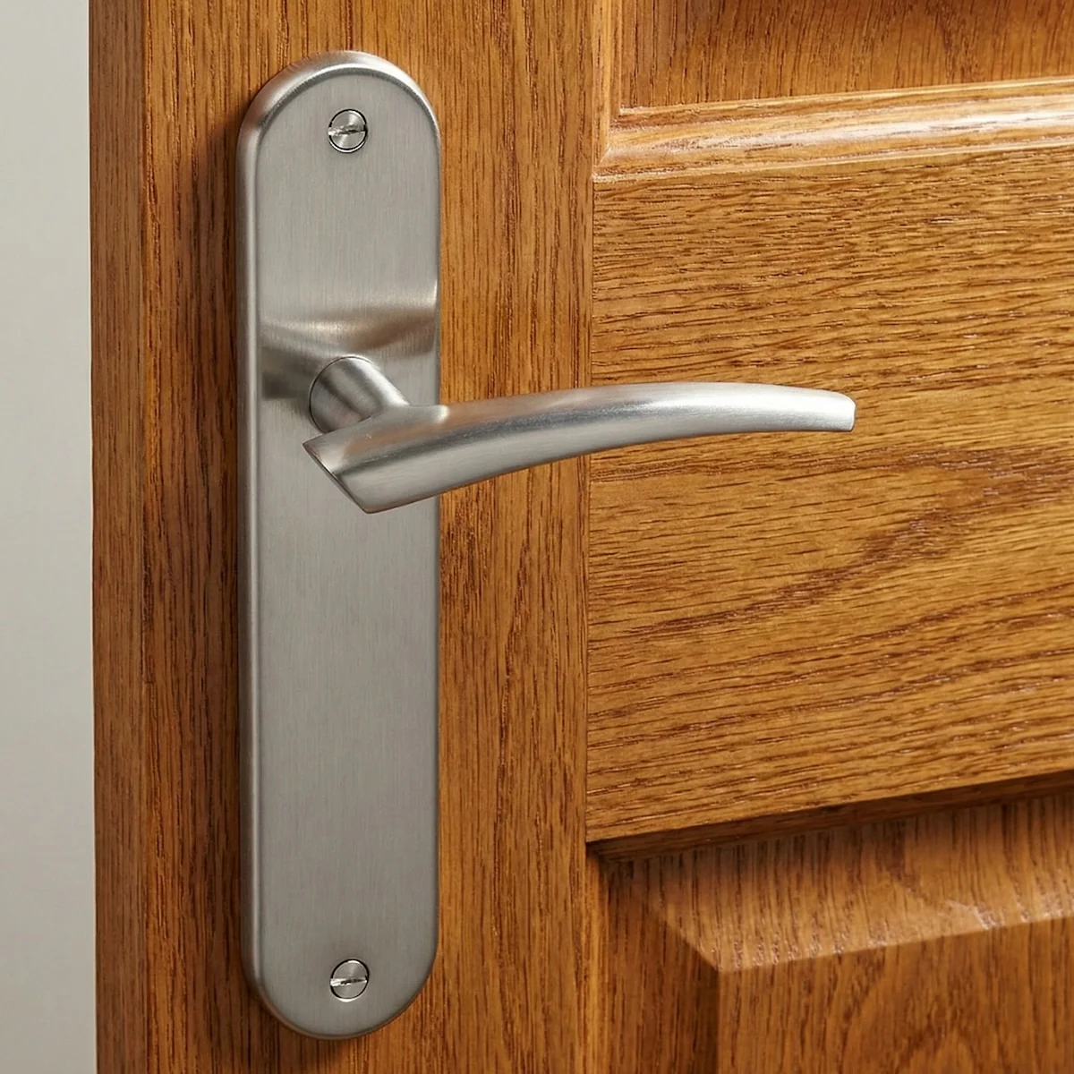 Manilla vanguardista con placa ovalada acabado níquel satinado para puertas modelo '330' - Image 2
