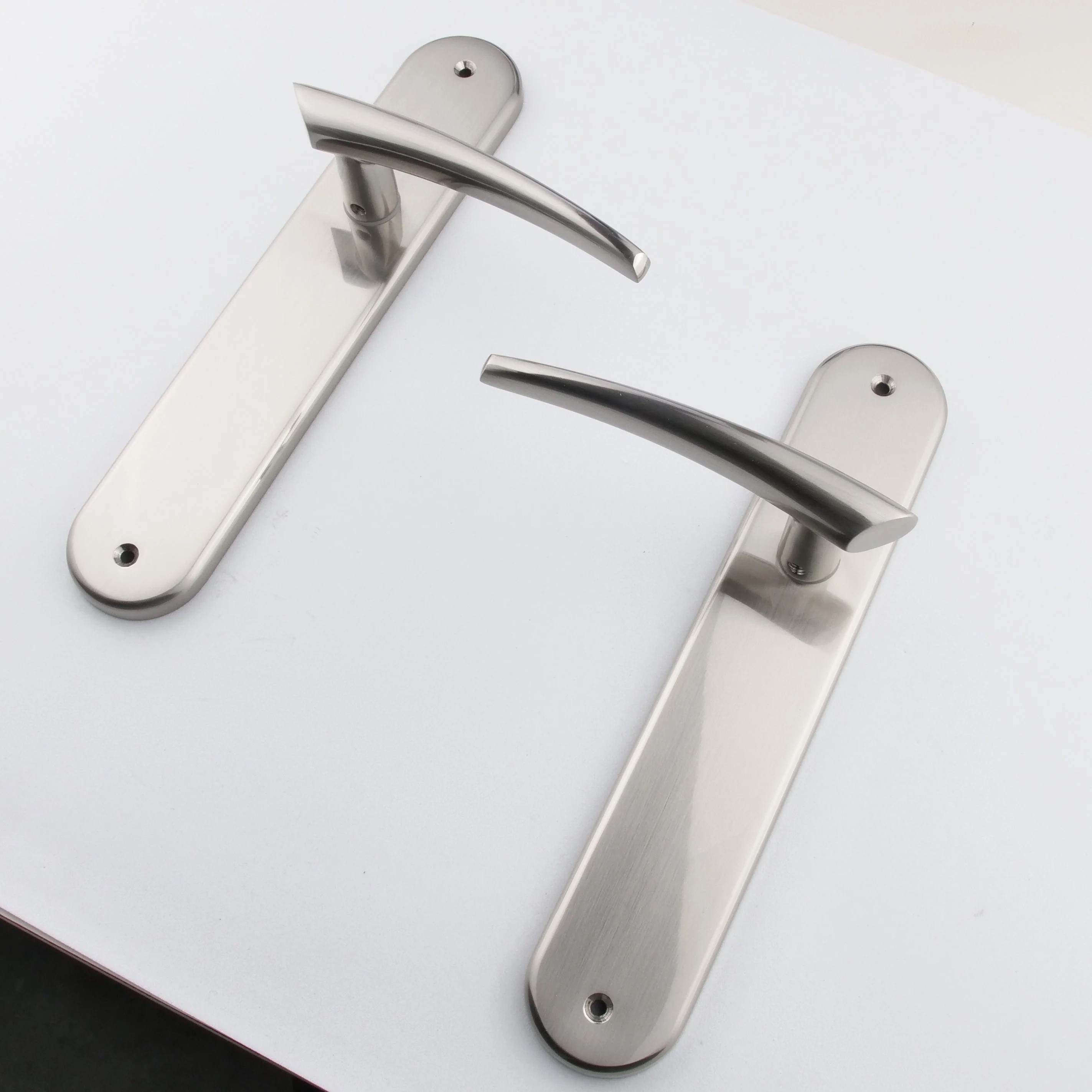 Manilla vanguardista con placa ovalada acabado níquel satinado para puertas modelo '330' - Image 6