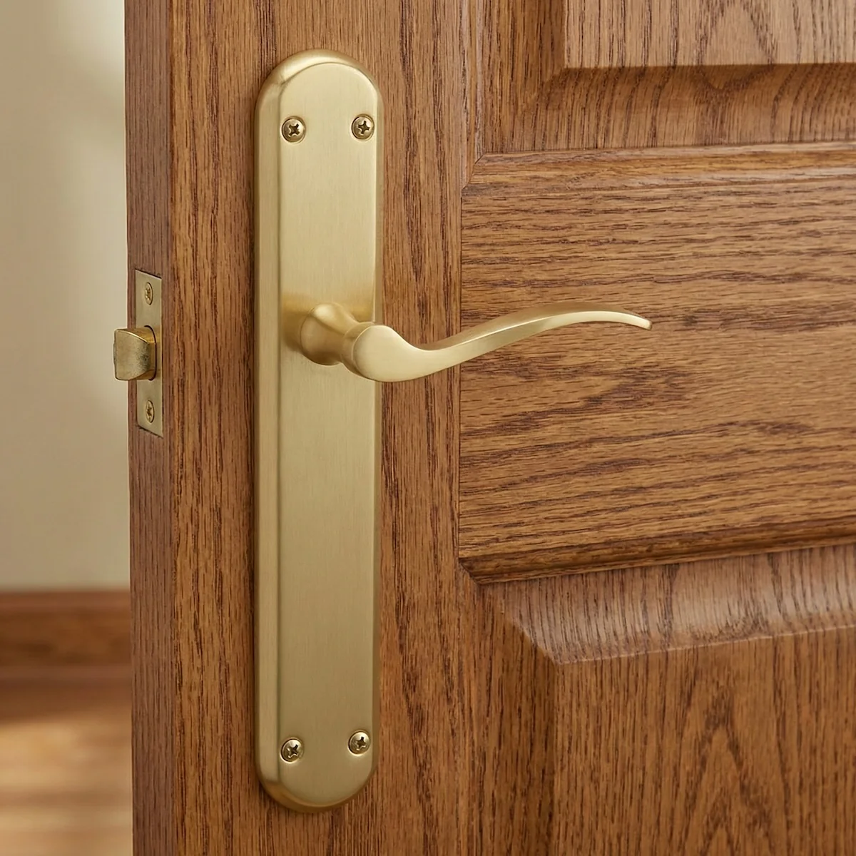 Moderna manilla modelo '890' con placa ovalada de aluminio acabado dorado satinado para puertas - Image 2