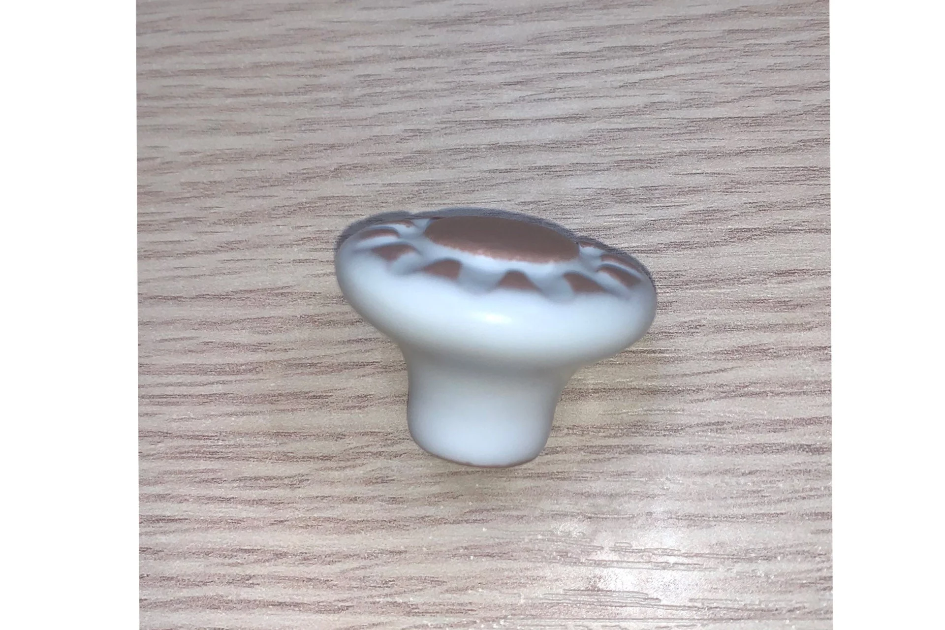 Pomo de porcelana blanco con dibujo de flor en relieve para muebles y armarios - Image 3